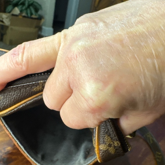 Louis Vuitton Danube Crossbody - Picture 4 of 6